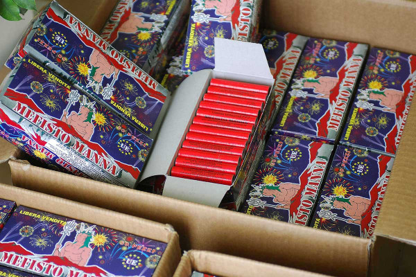 Απειλούσαν 13χρονο στον Βόλο για βεγγαλικά και τον ανάγκασαν να τους δώσει 370.000 ευρώ