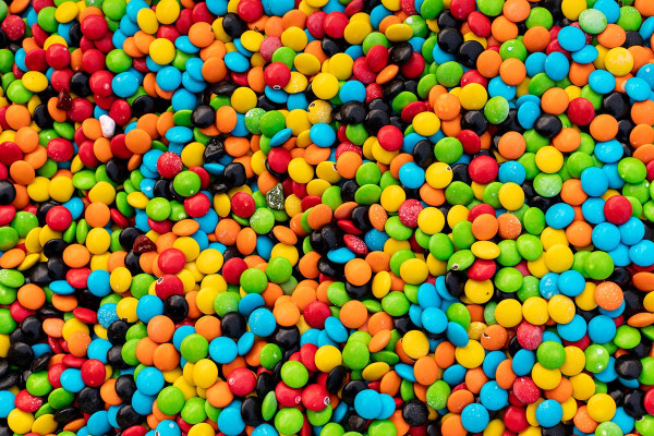 Γιατί τα νέα M&M’s χωρίς τεχνητές χρωστικές χάνουν δύο εμβληματικά χρώματα