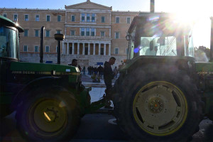 Αποχωρούν το μεσημέρι από το Σύνταγμα οι αγρότες - «Συνεχίζουμε μέχρι να ικανοποιηθούν τα αιτήματα»