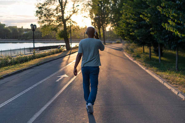 Μακροζωία: Με μόλις 5′ περπάτημα παραπάνω την ημέρα προσθέτουμε χρόνια στη ζωή μας