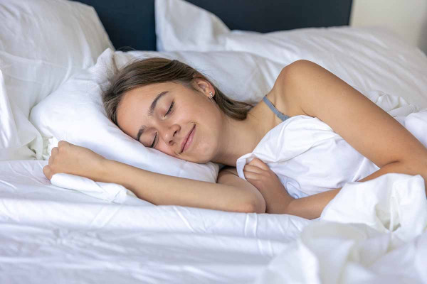 Τι να τρώμε το βράδυ για να μας παίρνει εύκολα ο ύπνος – Ένας επιστήμονας προτείνει