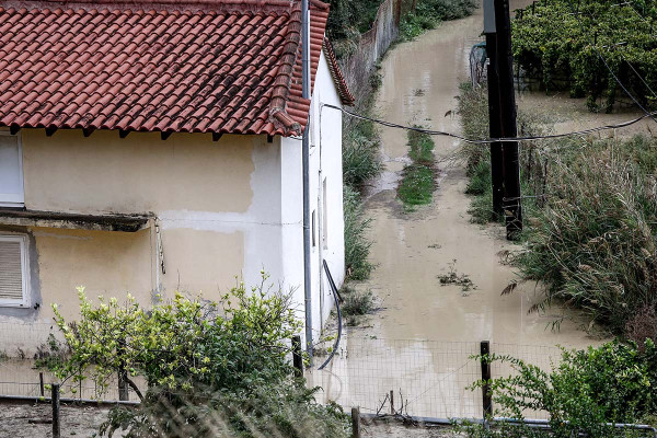 Κεραυνός έσκισε στα δύο καμινάδα στο Ηράκλειο Κρήτης