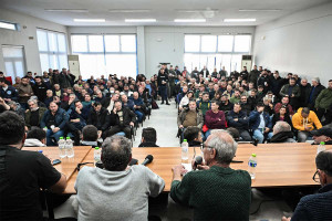 Αγρότες: «Ναι» σε συνάντηση με Μητσοτάκη χωρίς τρακτέρ είπαν στην πανελλαδική σύσκεψη στον Παλαμά