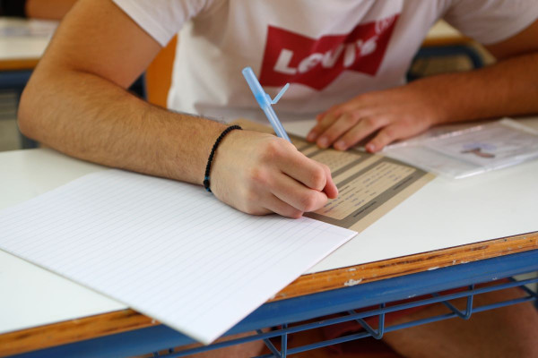 Πανελλήνιες στην «κόκκινη σφαίρα»: Οι κρίσεις πανικού, τα social media και η βουβή κραυγή των εφήβων