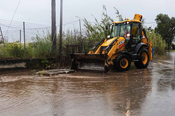 Πλημμύρες σε Χίο και Κρήτη: «Ποτάμια» οι δρόμοι, κατολισθήσεις και προβλήματα στο οδικό δίκτυο