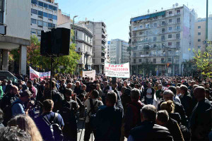 Με πανό «σώστε την κτηνοτροφία» οι αγρότες έξω από το υπουργείο Αγροτικής Ανάπτυξης