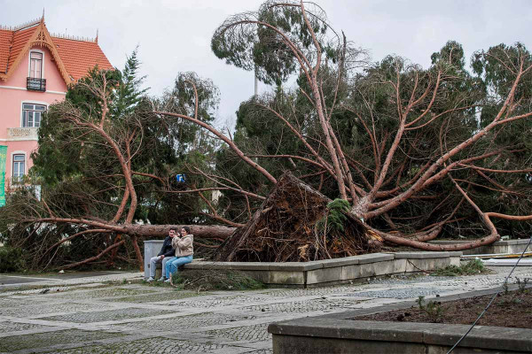 Πορτογαλία: Τουλάχιστον πέντε νεκροί από την καταιγίδα Κριστίν - «Είναι σαν να μας χτύπησε βόμβα»