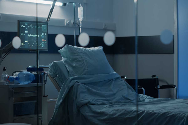 Πήγε στο νοσοκομείο με κάταγμα... και πέθανε από υπερβολική δόση παυσίπονων