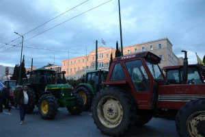 Ολονυκτία αγροτών με δεκάδες τρακτέρ στο Σύνταγμα - «Θα συνεχίσουμε τον αγώνα μέχρι τέλος» (upd)