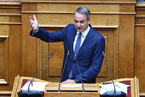 Live ο Μητσοτάκης στη Βουλή: Μείωση 10 λεπτών στη βενζίνη και 5 στο ντίζελ έως τέλος Αυγούστου