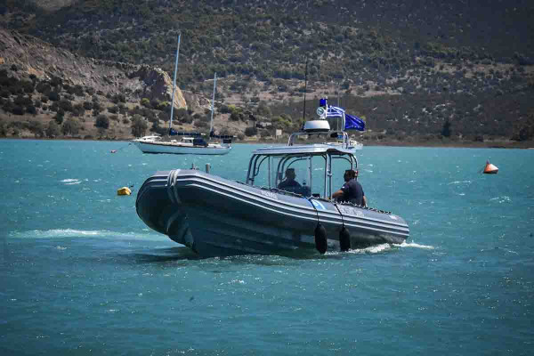 Φορτηγό πλοίο βυθίστηκε ανοιχτά της Άνδρου μετά από πρόσκρουση σε βράχια - Σώοι και οι 9 ναυτικοί