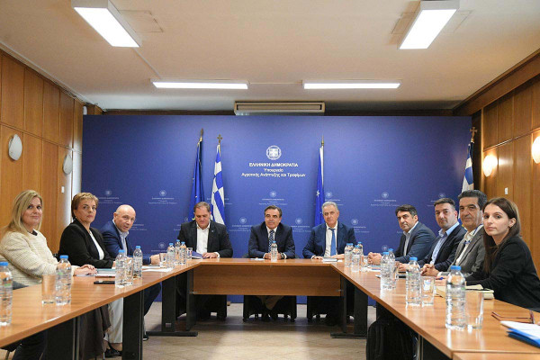 ΥΠΑΑΤ: Ξεκίνησε ο «Διάλογος με την παραγωγή» – Πρώτη συνάντηση του Μαργαρίτη Σχοινά με την ΕΘΕΑΣ
