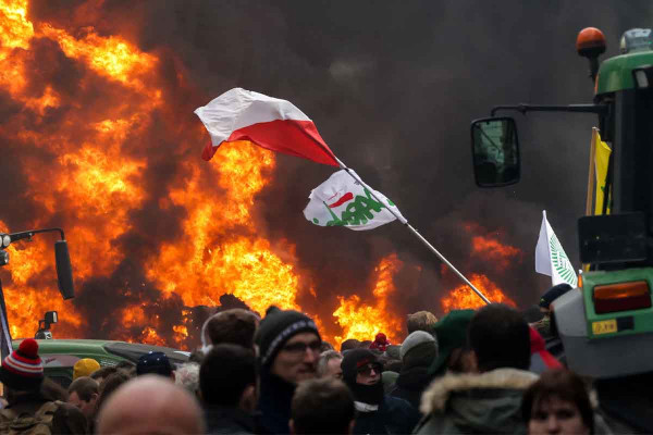 Χάος στις Βρυξέλλες μεταξύ αγροτών και αστυνομίας: Επεισόδια έξω από το Ευρωπαϊκό Κοινοβούλιο - Live