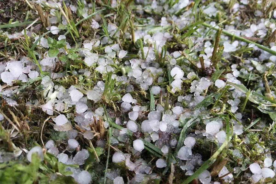 Δυνατό χαλάζι «σάρωσε» χωριά του Αγρινίου (photos)