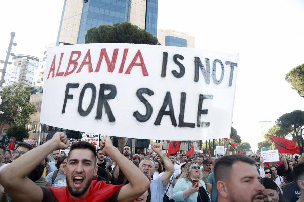«Βράζει» η Αλβανία για την ανέγερση πολυτελούς θερέτρου: Ο Ράμα αρνείται κατηγορίες ότι συνδέεται με τον γαμπρό Τραμπ