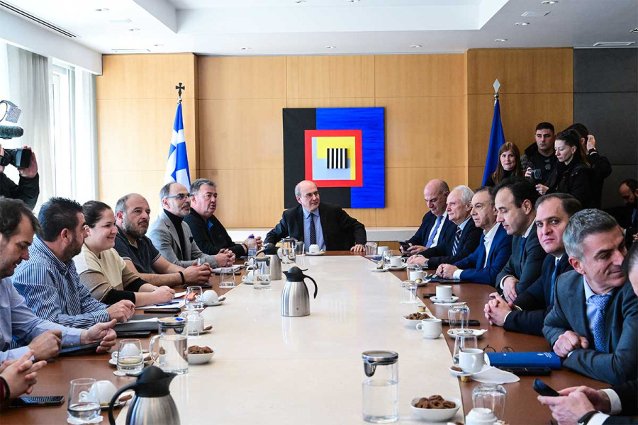 Με αντιπροσωπεία των αγροτών συναντώνται Χατζηδάκης και Τσιάρας: «Είμαστε εδώ να βρούμε λύσεις»
