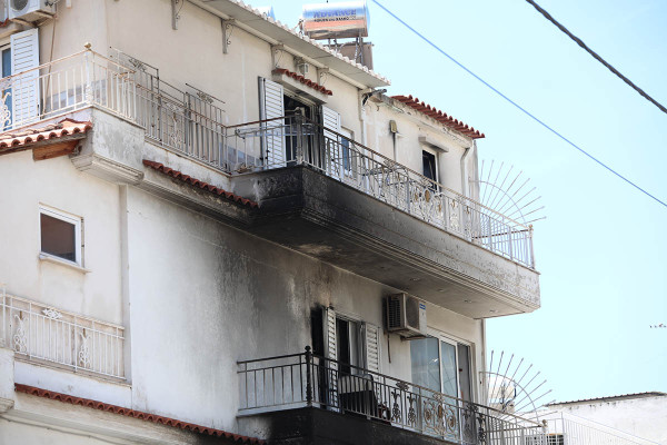 Φωτιά σε διαμέρισμα στον Κορυδαλλό, ένοικος έχει εγκλωβιστεί στην ταράτσα (Βίντεο)