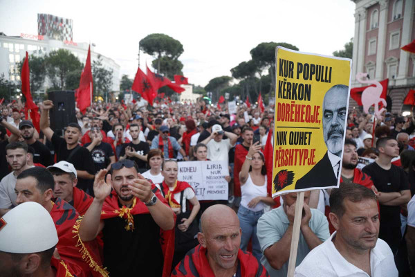 Αλβανία: Σφοδρές συγκρούσεις διαδηλωτών με την αστυνομία έξω από το κοινοβούλιο