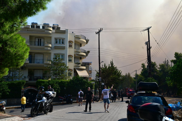 Μεγάλη φωτιά στο Ποικίλο Όρος: Εκκενώνονται Αφαία, Άνω Δάσος Χαϊδαρίου και Δαφνί