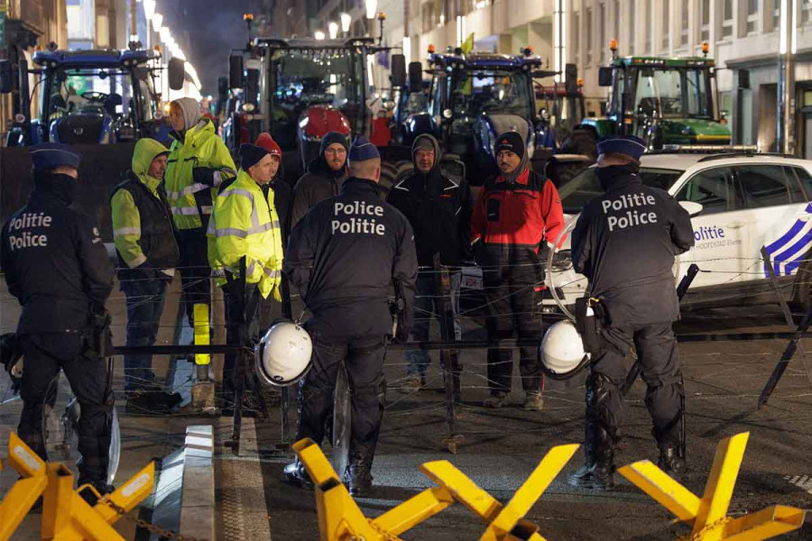 Επεισόδια και δακρυγόνα στη συγκέντρωση των αγροτών στις Βρυξέλλες - Δείτε live