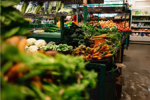 Τιμές «φωτιά» σε φρούτα και λαχανικά: 90% πάνω τα μαρούλια, 120% τα αγγούρια