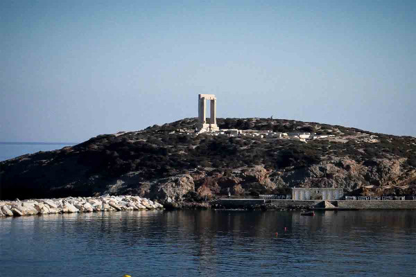 Νάξος: Με συρματόπλεγμα «προστατεύουν» την Πορτάρα μετά τον σάλο με τον τουρίστα που φωτογραφήθηκε να σηκώνει αρχαία πέτρα