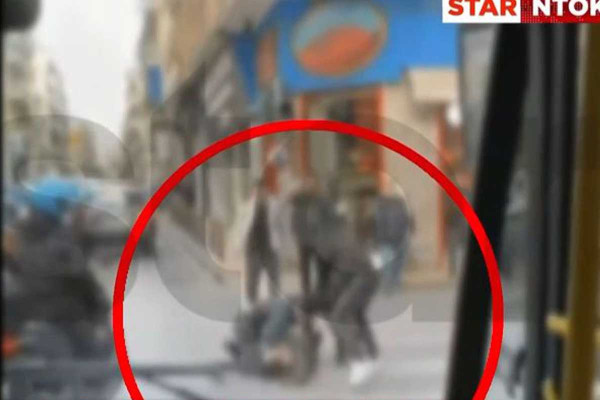 Βίντεο-σοκ από την Κυψέλη: Άγριο ξύλο μεταξύ μαθητών μέσα στη μέση του δρόμου