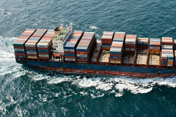 Bloomberg: Η ΕΕ σχεδιάζει να επιβάλει περισσότερους περιορισμούς στις εισαγωγές από την Κίνα