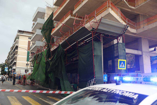 Συγκλονίζει ο διανομέας που καταπλακώθηκε από σκαλωσιά στον Πειραιά