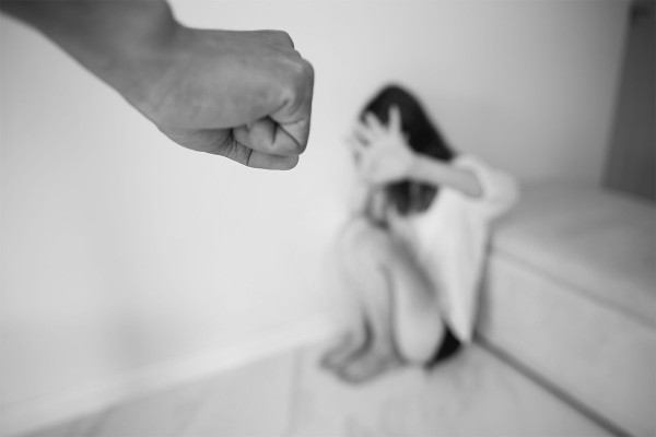 Περιστατικό ενδοοικογενειακής βίας στην Κάρυστο: 60χρονος τραυμάτισε τη σύζυγό του με μαχαίρι μετά από διαπληκτισμό