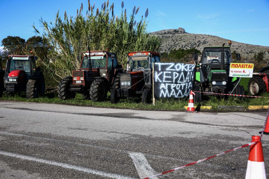 Λάρισα: «Έσπασαν» το μπλόκο της Αστυνομίας οι αγρότες και βγήκαν στην ΠΑΘΕ - Κλειστή η Εθνική Οδός