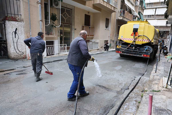 Κυψέλη: Υγρό που θυμίζει τσιμέντο αναβλύζει από αυλή εγκαταλελειμμένου κτηρίου - Δείτε βίντεο