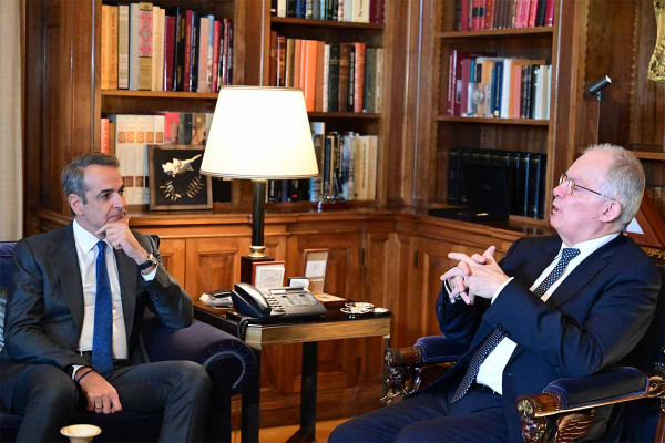 Ο Μητσοτάκης έτοιμος για ενημέρωση των πολιτικών αρχηγών: Τηλεφωνική επικοινωνία με Τασούλα