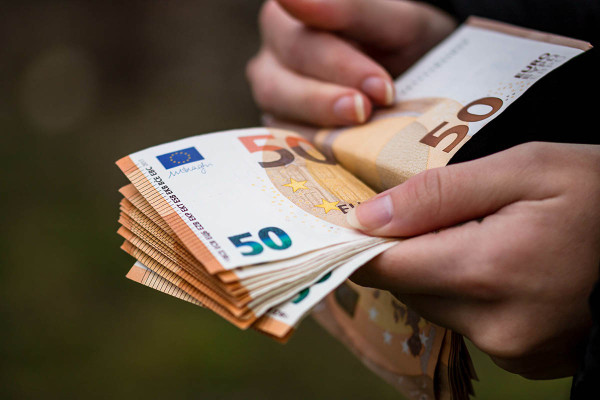 Σύνταξη χηρείας χωρίς την μείωση του 35% και πέρας της τριετίας - Ποιοι κερδίζουν, παραδείγματα
