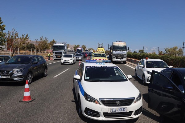 Νταλίκα συγκρούστηκε με ΙΧ μετά τα διόδια Μαλγάρων - Μία γυναίκα νεκρή