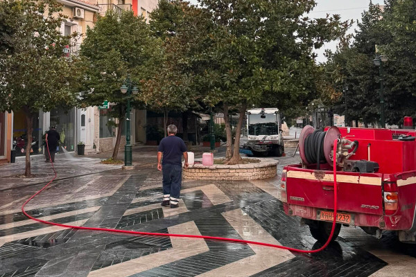 Αμαλιάδα: Επιχείρηση «σκούπα» στον πεζόδρομο της Όθωνος Αμαλίας