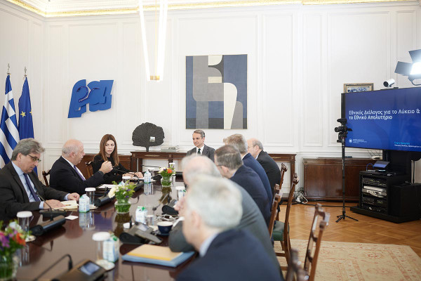 Εθνικό Απολυτήριο: Στον πρωθυπουργό παρουσιάστηκε η ηλεκτρονική διαβούλευση με μαθητές και γονείς