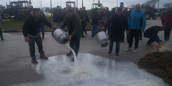 Τρίκαλα: Συμβολικός αποκλεισμός του κόμβου Μεγαλοχωρίου από οι αγρότες