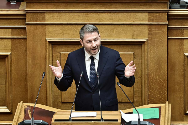 Μετωπική Μητσοτάκη - Ανδρουλάκη: «Από σπόντα αξιωματική αντιπολίτευση»