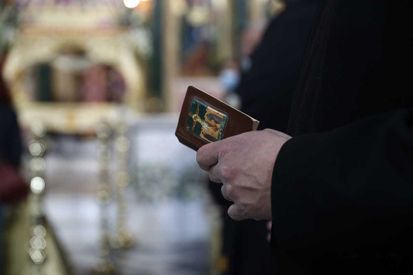 Στο αυτόφωρο ιερέας στα Γρεβενά που συνελήφθη μετά από καταγγελία πρώην συντρόφου του για revenge porn