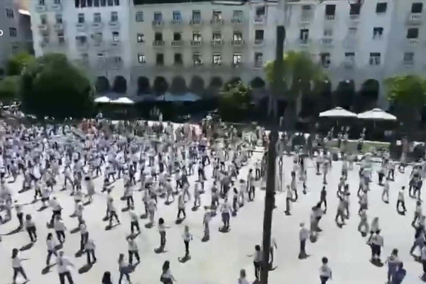 Θεσσαλονίκη: Χόρεψαν ζεϊμπέκικο στην πλατεία Αριστοτέλους και κατέκτησαν ρεκόρ Guinness