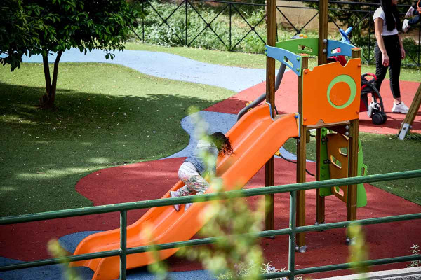«Νταντάδες της γειτονιάς»: Σήμερα το μεσημέρι ανοίγει η πλατφόρμα για γονείς, τα κριτήρια