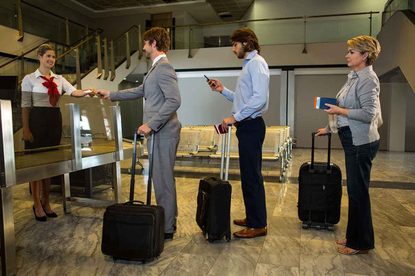 Κομβική απόφαση για τον τουρισμό: Εξαίρεση των Βρετανών επισκεπτών από τον βιομετρικό έλεγχο