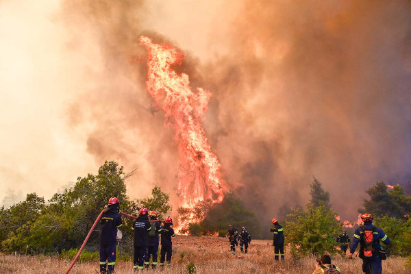 «Δεν είχα δει ποτέ τέτοιο άνεμο» – Έλληνες και Γάλλοι περιγράφουν τη μάχη με τις φωτιές υπό ακραίες συνθήκες