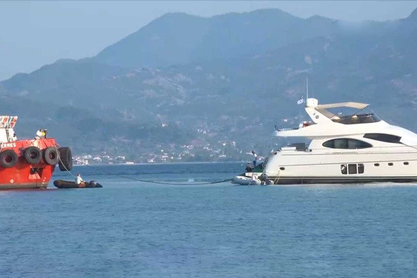 Δρέπανο: Ξεκόλλησε το αμερικανικό γιοτ από τα αβαθή – Δείτε τη στιγμή της αποκόλλησης