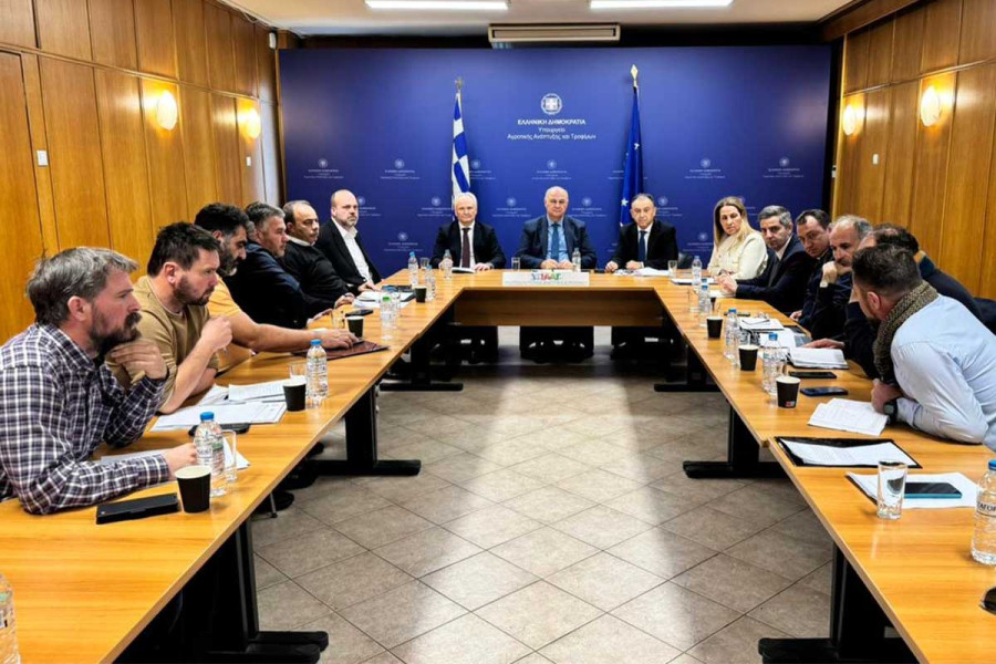 Τσιάρας προς τους αγρότες των μπλόκων: Η κυβέρνηση είναι πάντα παρούσα στο πλευρό των αγροτών