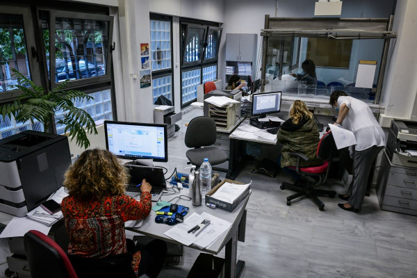 Νέο εργασιακό νομοσχέδιο: Τι θα ισχύει για άδειες, προσλήψεις, ωράριο, υπερωρίες και 4ημερη εργασία