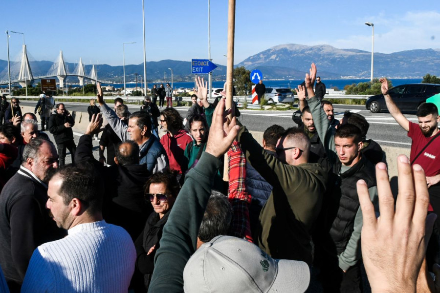 Άνοιξαν τα διόδια της γέφυρας Ρίου Αντιρρίου οι αγρότες – Κλιμάκωνουν τον αγώνα τους