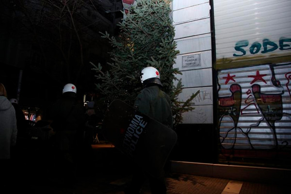 Επεισόδια στα Εξάρχεια – Άγνωστοι έριξαν μολότοφ σε αστυνομικούς