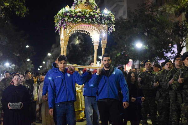 Αλεξανδρούπολη: Οι αθλητές της Εθνικής πόλο ανδρών κουβάλησαν τον Επιτάφιο